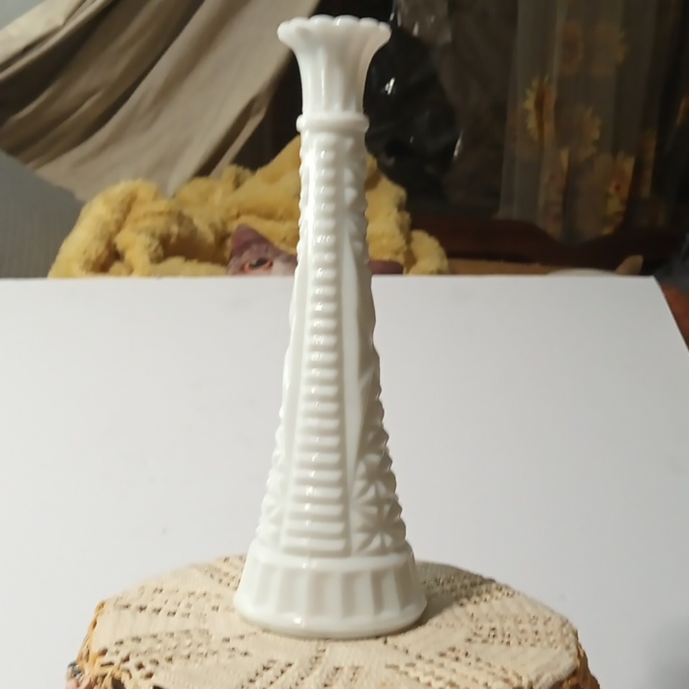 Vintage MCM Mid-Century Anchor Hocking Milk Glass Bud Vase Stars and Bars 9 Inch - Picture 7 of 7
